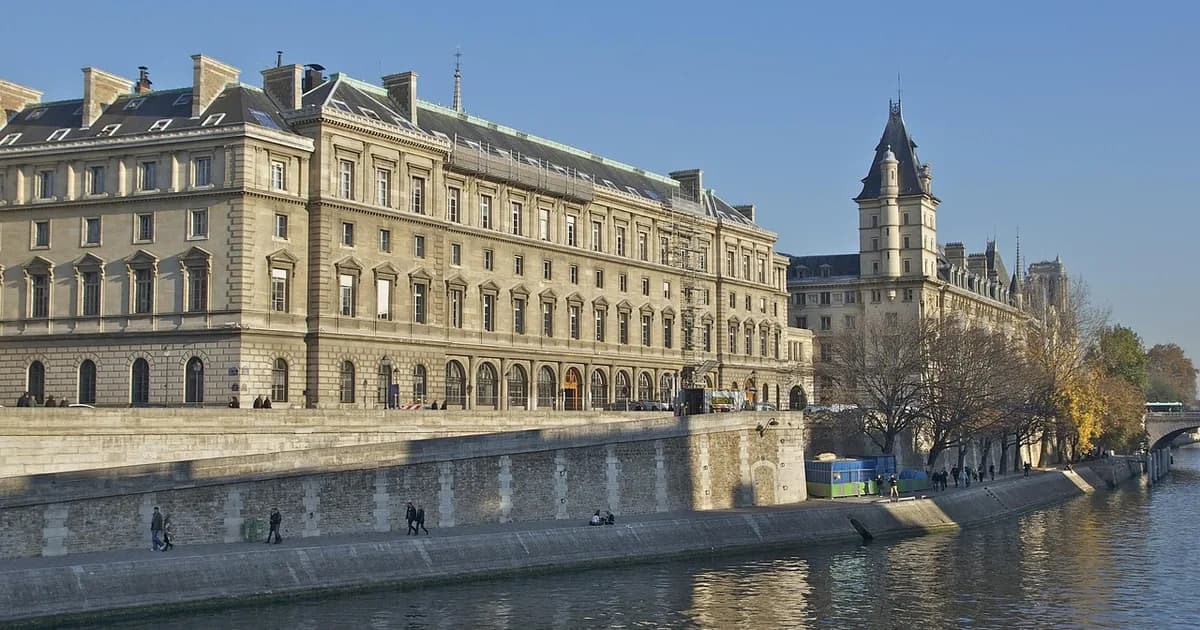 Le Palais de Justice de Paris et le quai des Orfèvres vus depuis la Seine, avec la tour de la Conciergerie en arrière-plan.